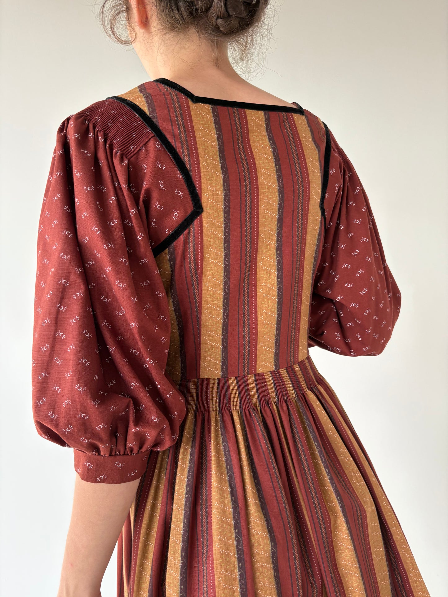 Rochie vintage cu corsaj în nuanțe superbe ciocolatii din mix de lanita