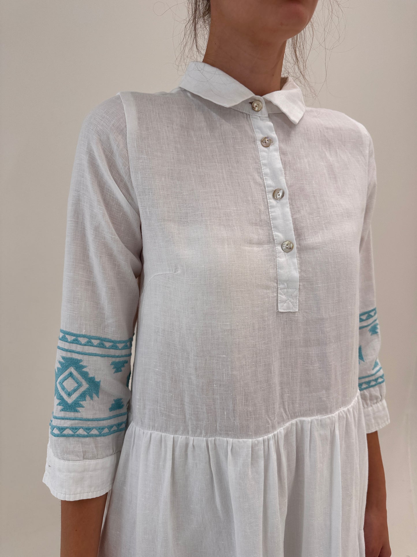 Rochie din in premium cu broderie turcoaz cu talie ultra înaltă marcată în croi lejer