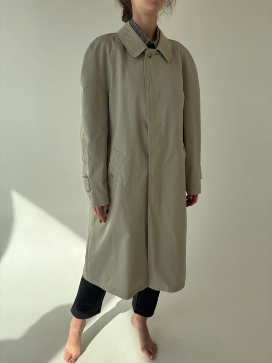 Trench vintage light nude impermeabil în croi revenit în trend