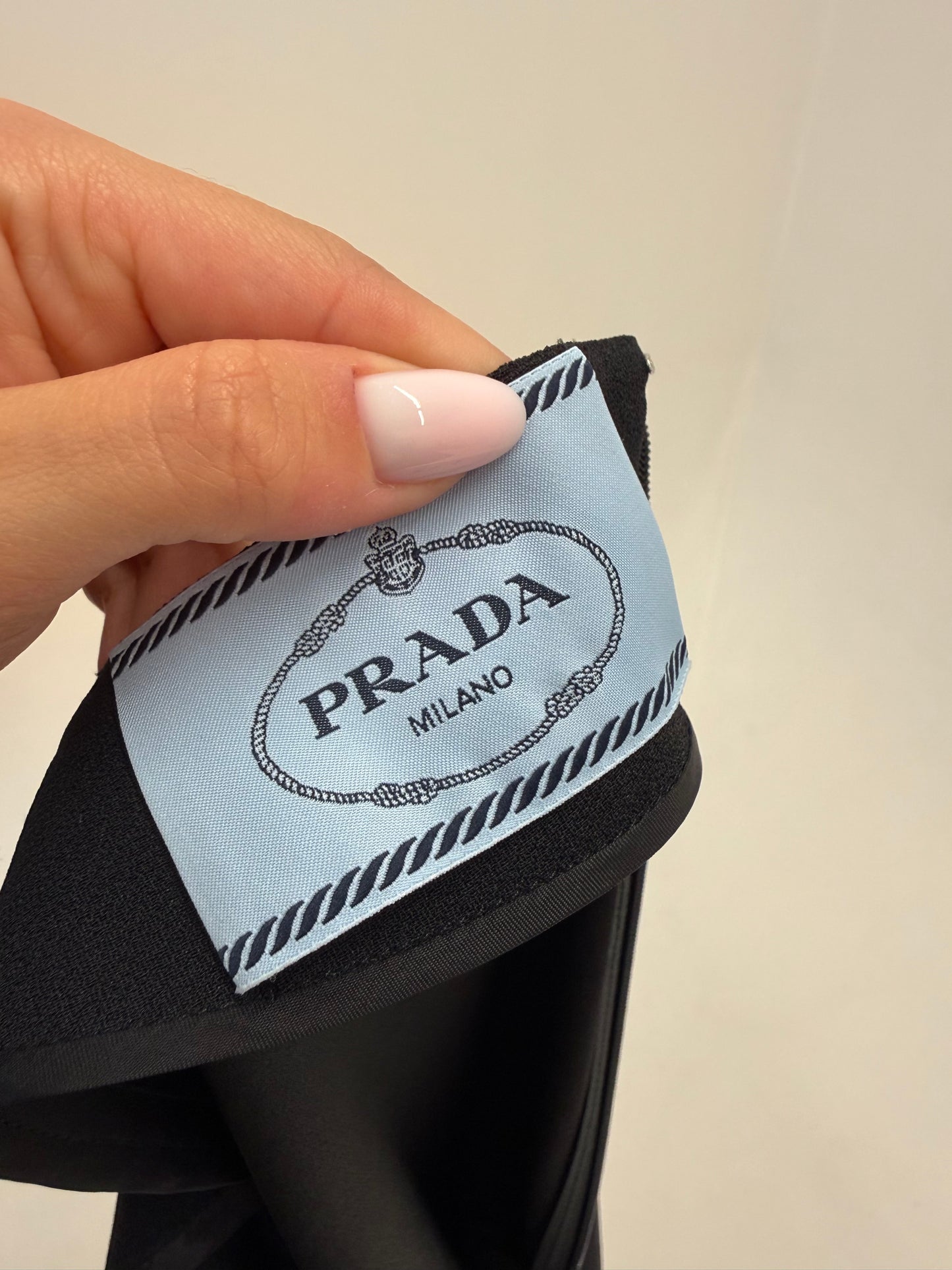 LBD Prada de la business la cocktail în croi atemporal din Georgette