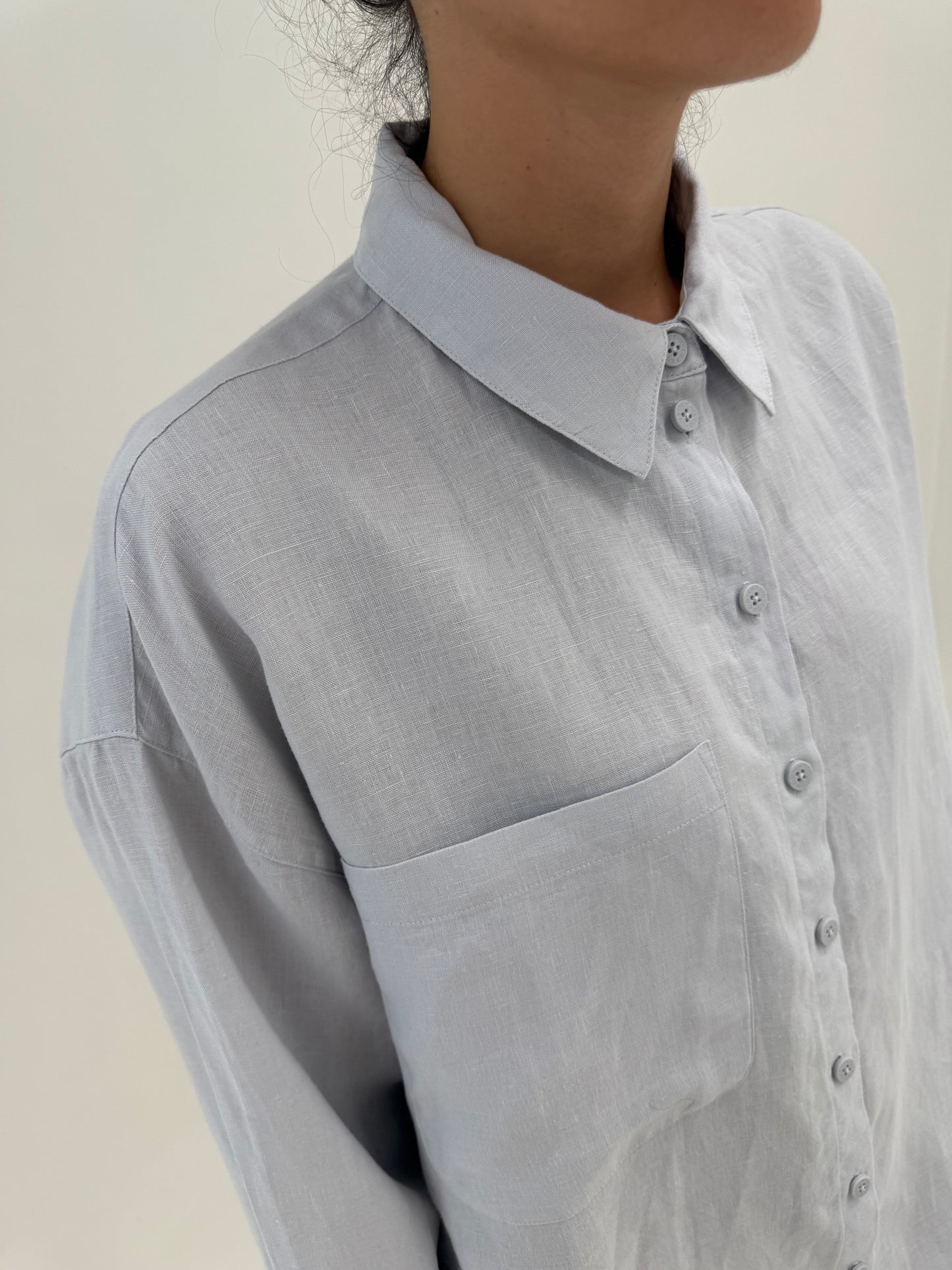 Cămașa dusty baby blue din in premium în croi oversized