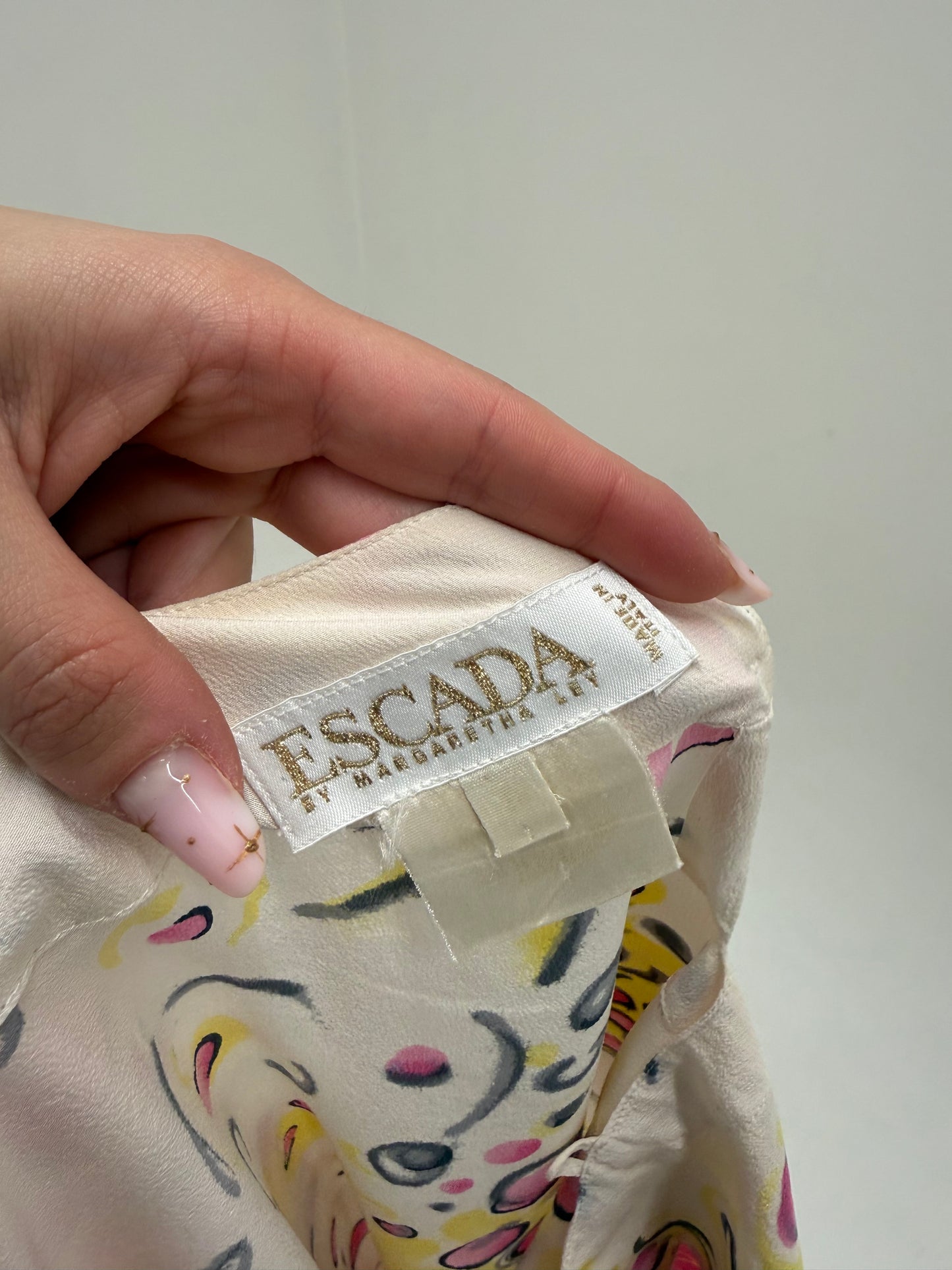 Top Escada din mătase naturală cu print în culori superbe și croi minimalist