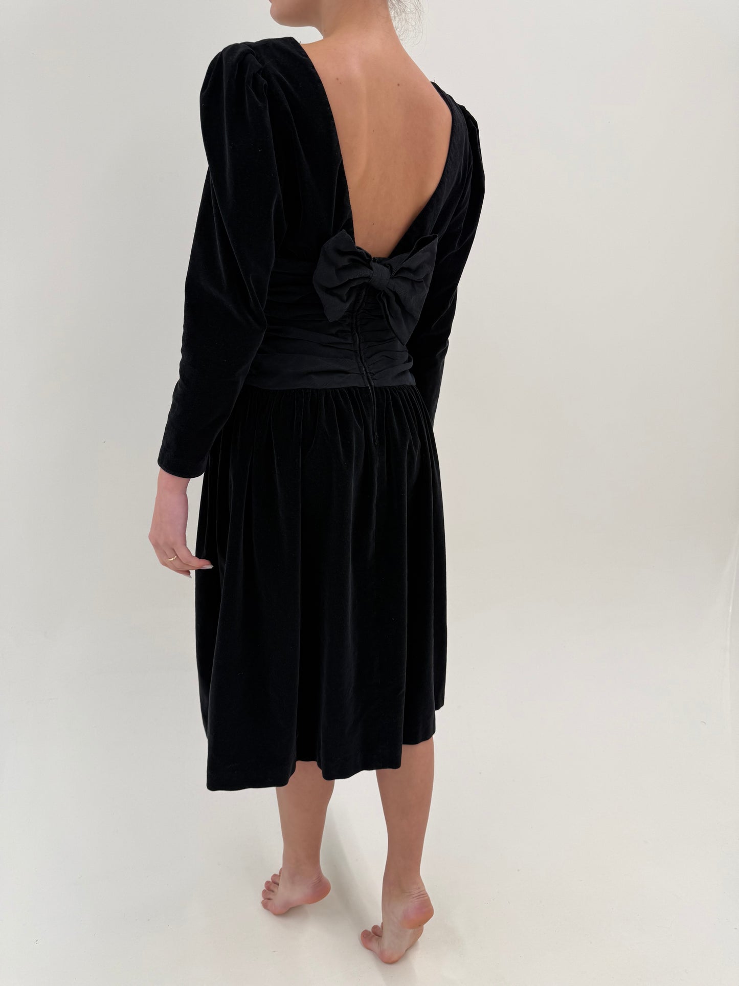 LBD vintage din catifea cu talie uktra marcată și fundă la spate cu decupaj