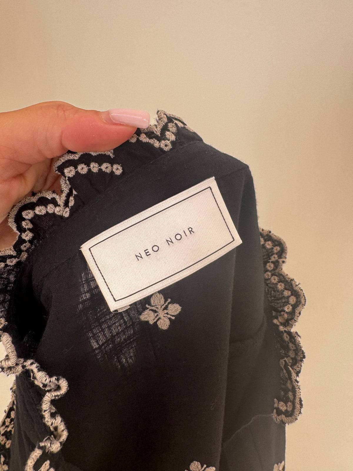 Cămașa boho neagra din bumbac moale cu broderie și mâneci ample