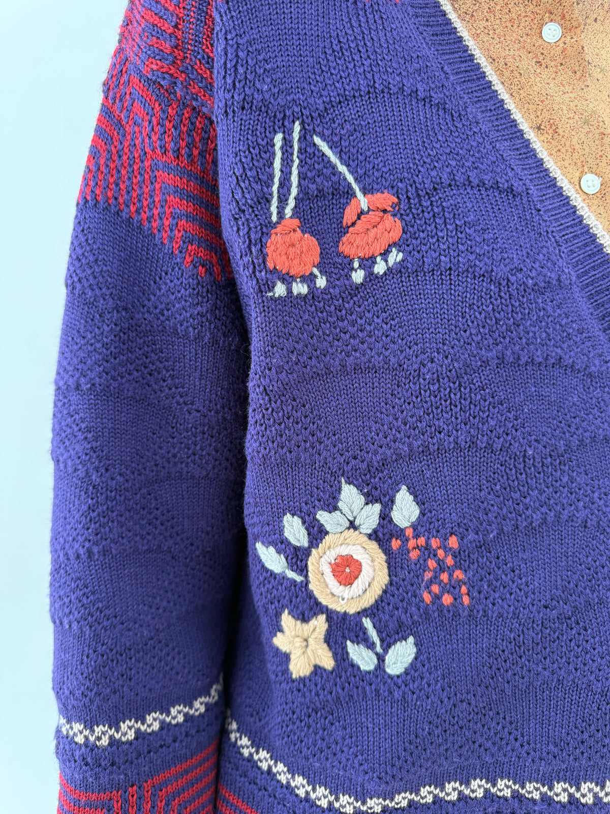 Cardigan vintage lucrat manual din lana extrafina în croi lejer petite
