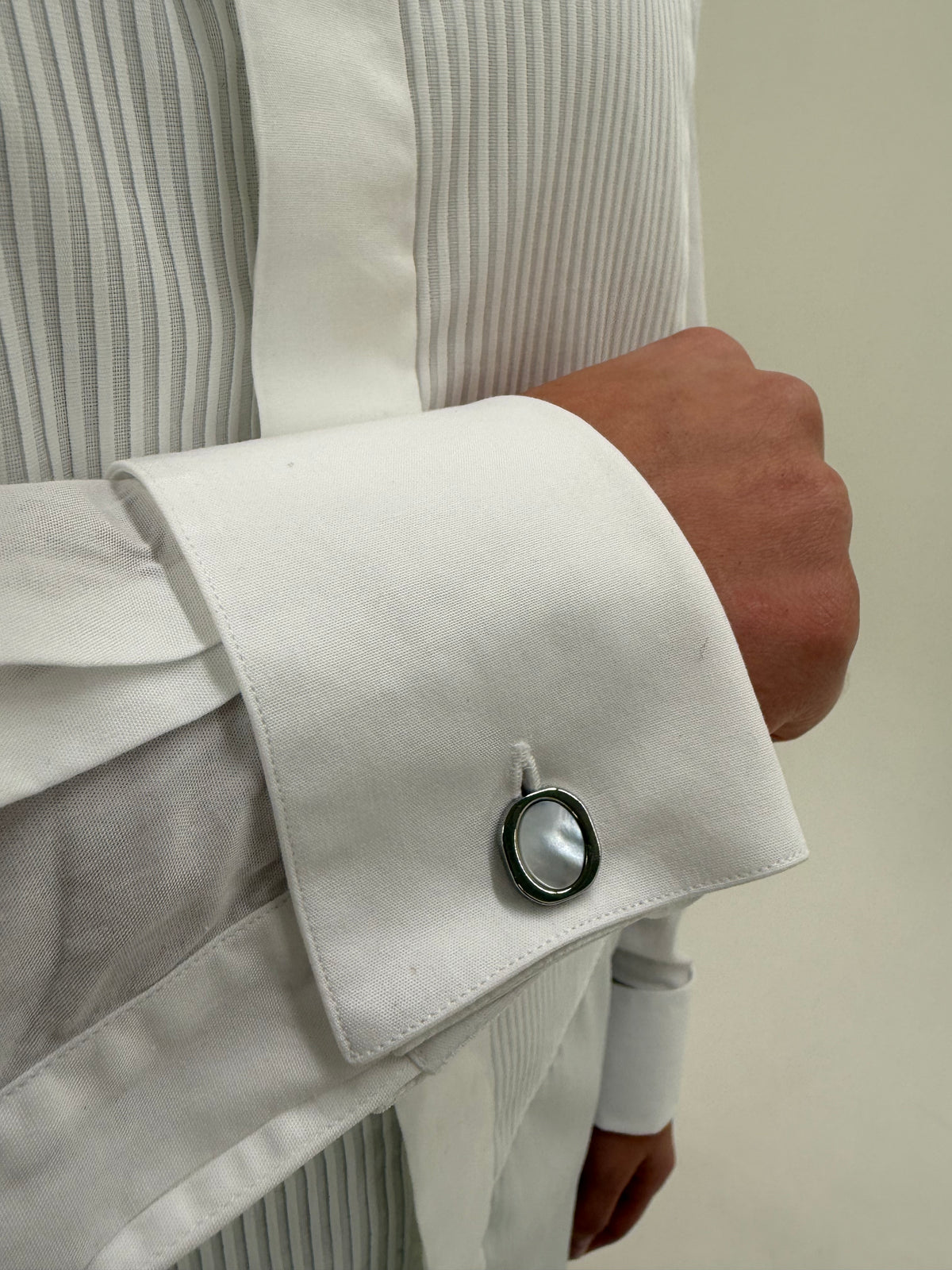 Cămașa Dior de ceremonie cu butoni din bumbac excepțional și plastron plisat