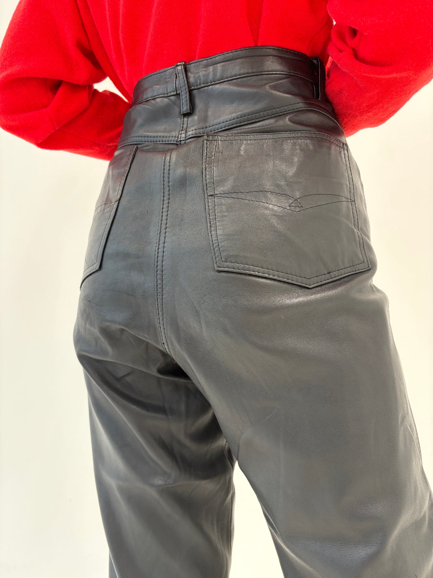 Pantaloni negri din piele naturală moale cu talie înaltă