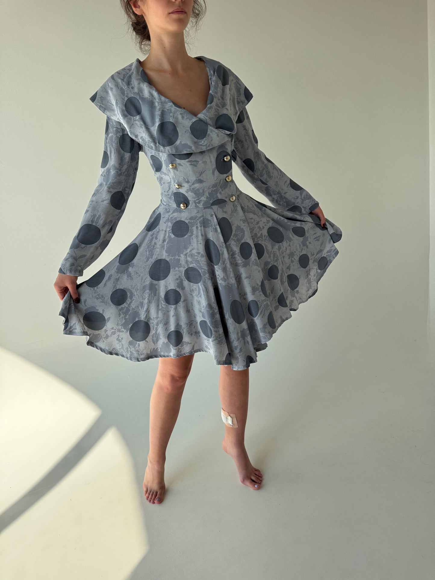 Rochie vintage cu buline, guler supradimensionat si talie ultra marcată