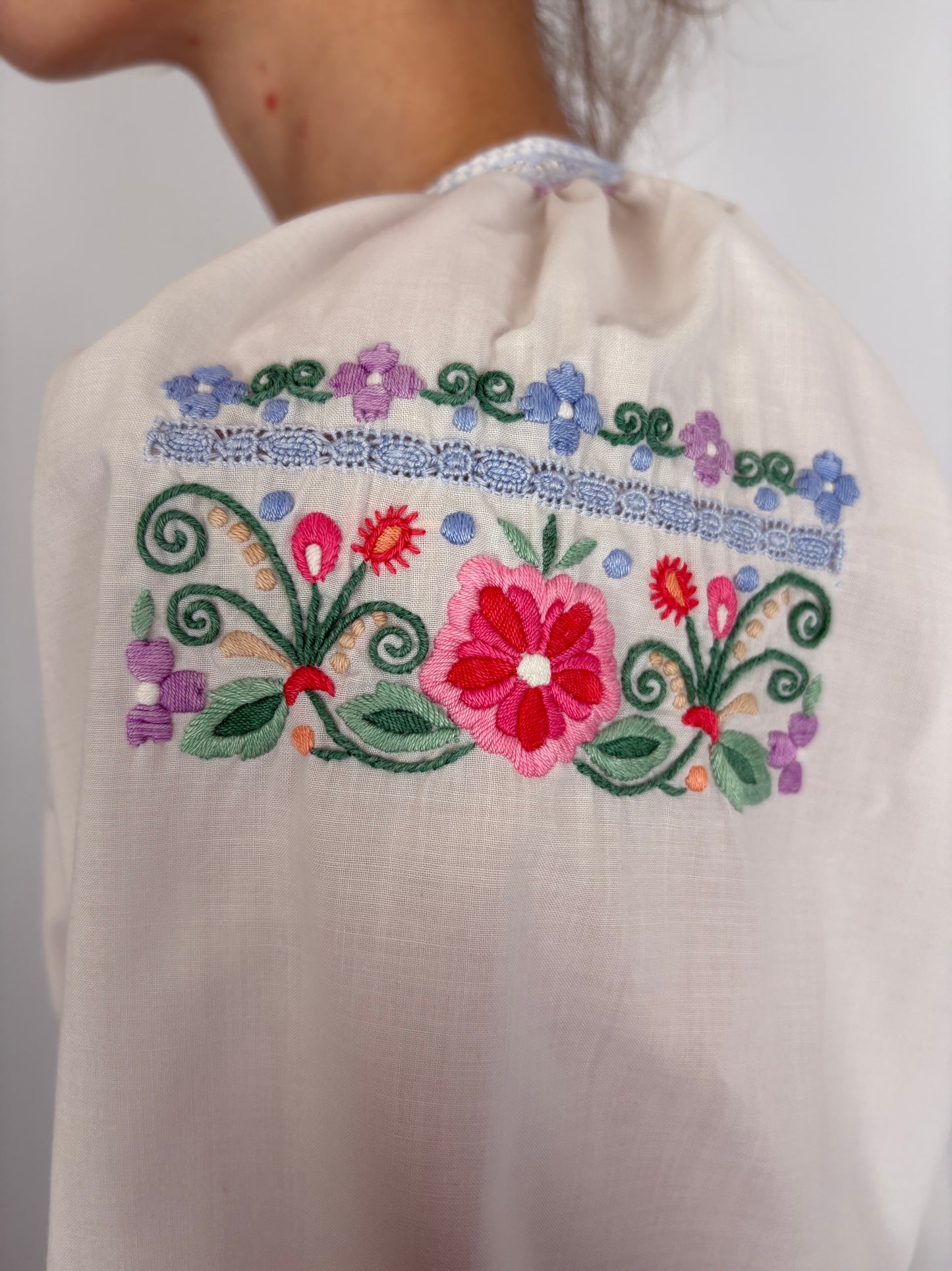Top petite cu influențe etno și broderie manuală excepțională