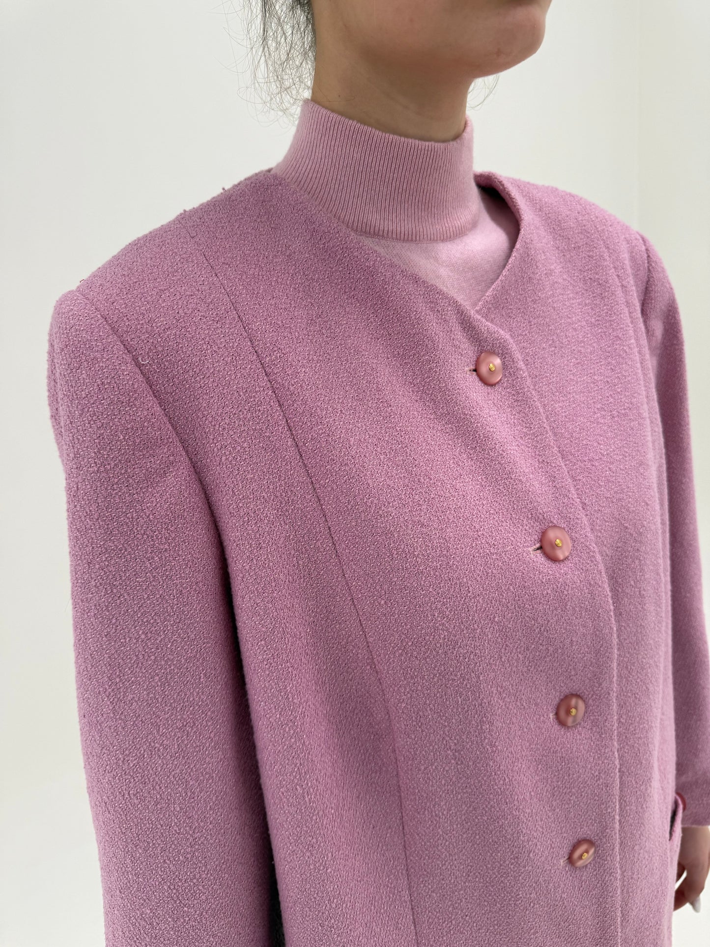 Sacou roz pudrat din boucle fin și subțire de lana extrafina în croi minimalist