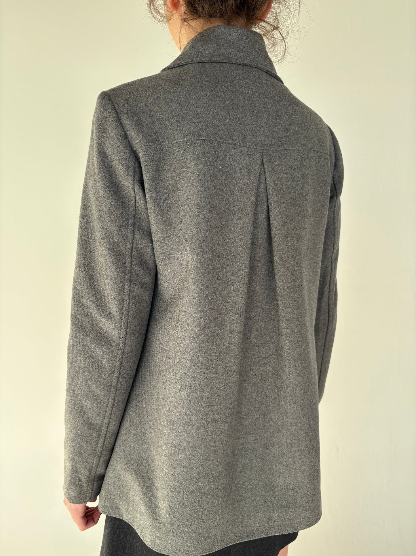 Jacheta silver gray din stofă extrafina cu ținuta și închidere dublă
