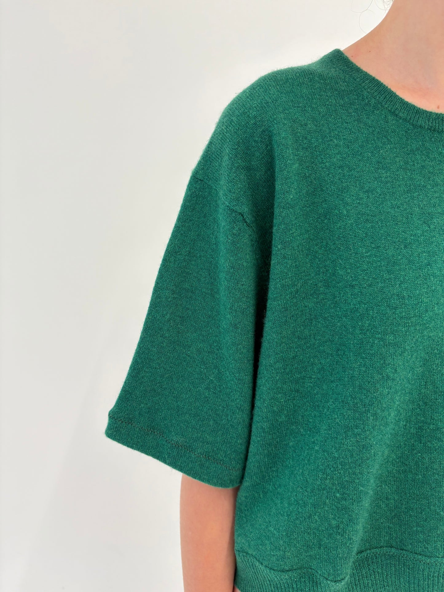 Top verde smarald din cașmir multiply in croi ușor cropped oversized
