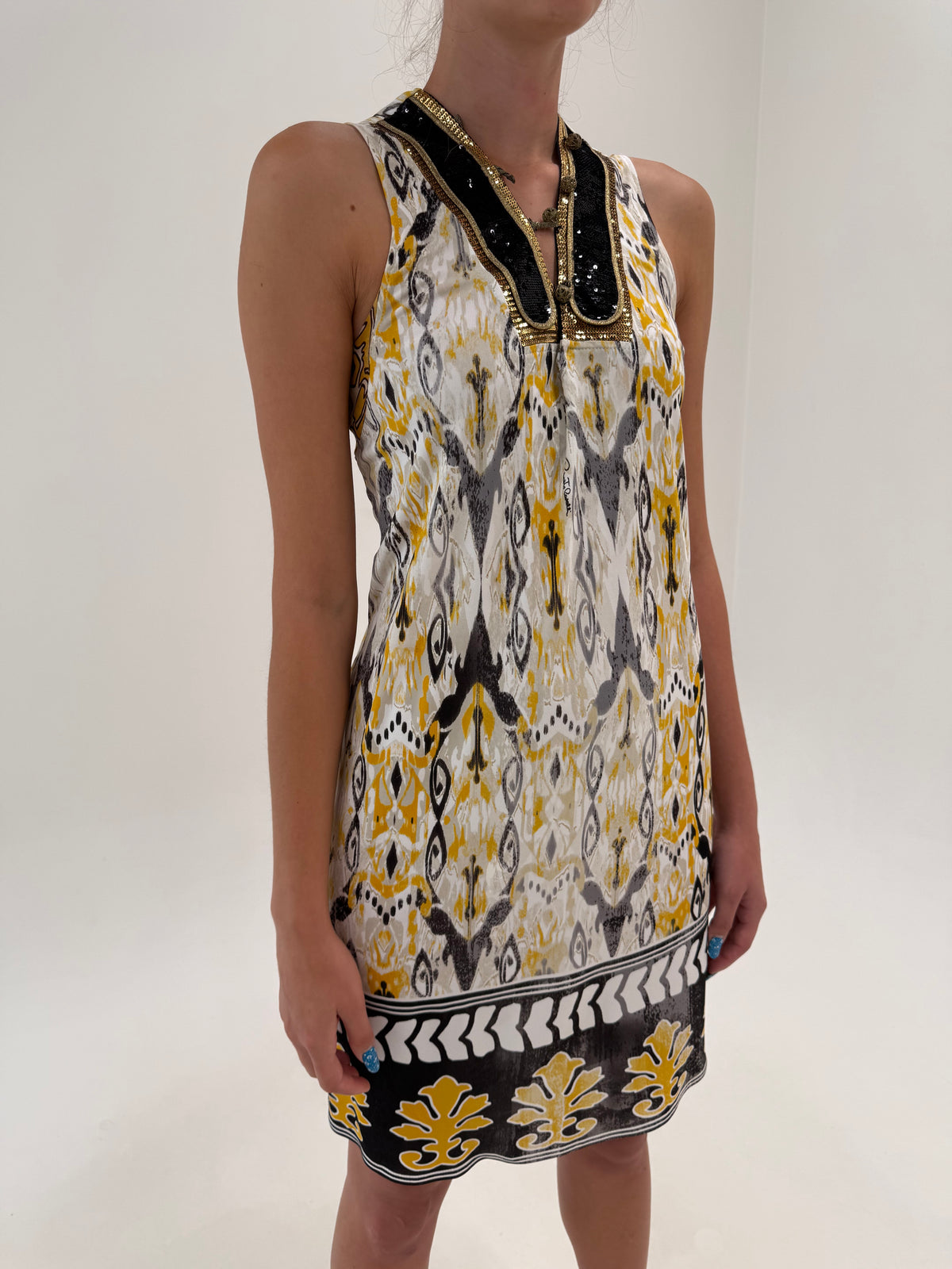 Rochie Roberto Cavalli cu print specific brandului din jerse vaporos și nasturi bijuterie