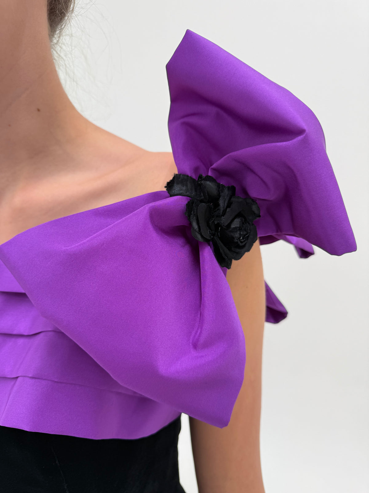 LBD maxi spectaculoasă în croi ultra elaborat din catifea cu volume superbe
