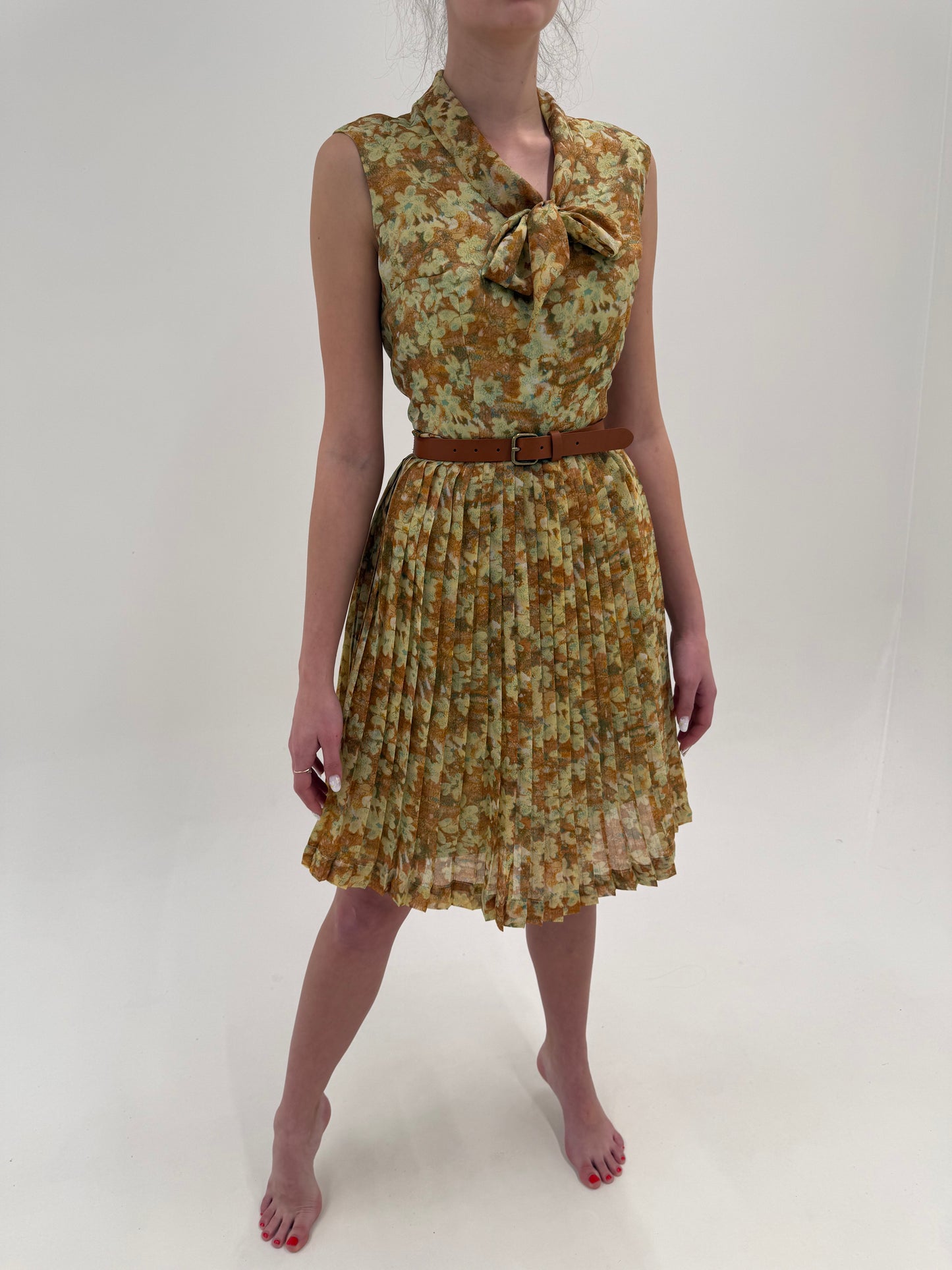 Rochie vintage cu panglică la gat și fustă plisată cu talie ultra înaltă