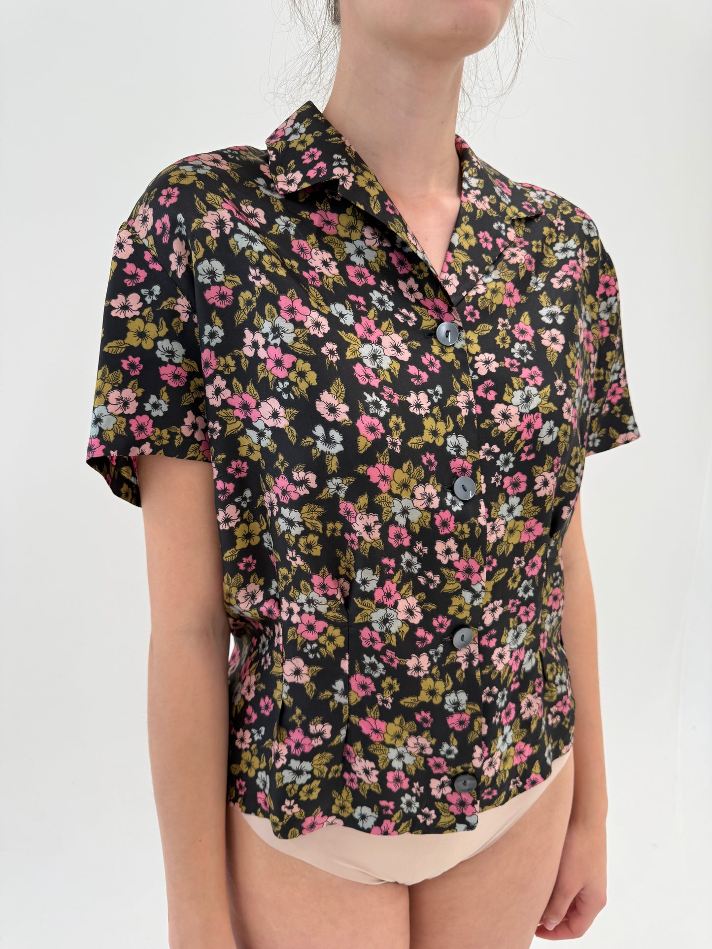 Cămașa vintage ușor cambrata din twill de mătase naturală cu print florală