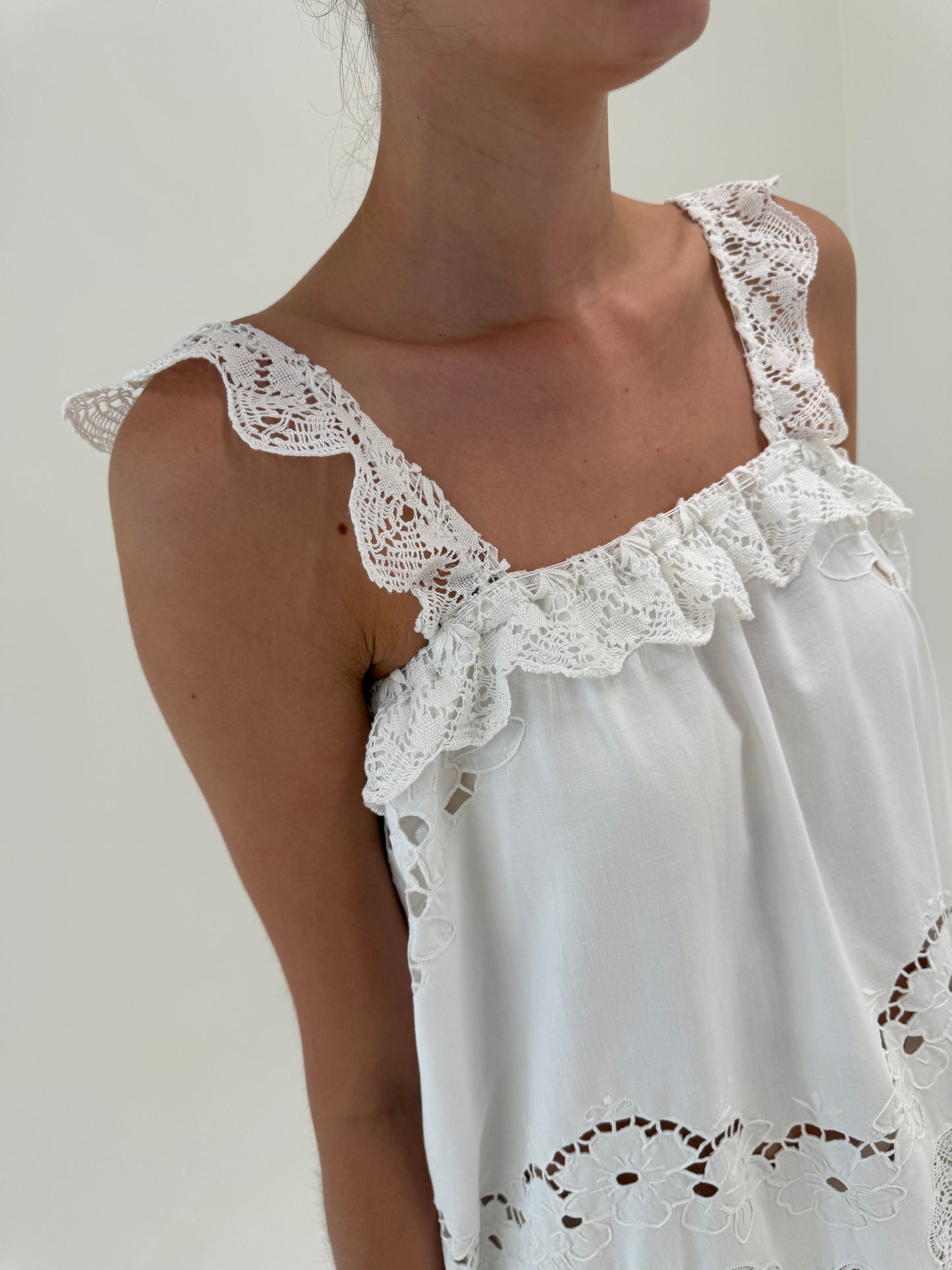 Rochie maxi din panza de bumbac cu broderie manuală și macrame lucrat manual
