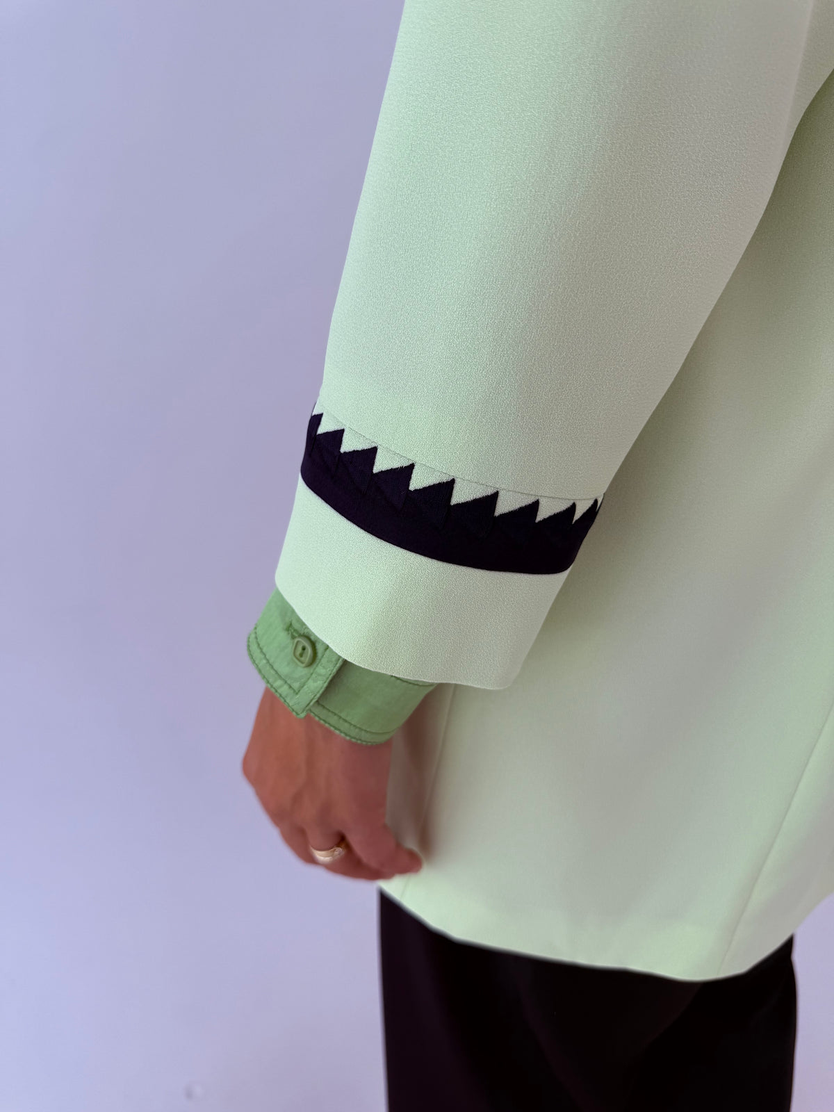 Pardesiu excepțional plus size cu broderie geometrică light green din crep