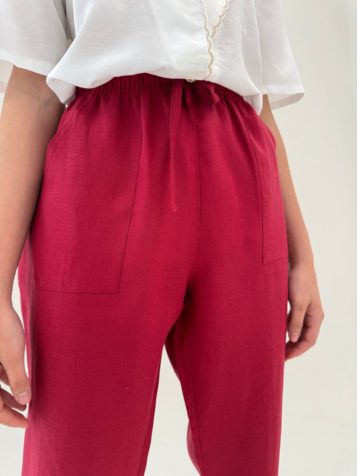 Pantaloni dark cherry red din in cu talie elastică reglabilă