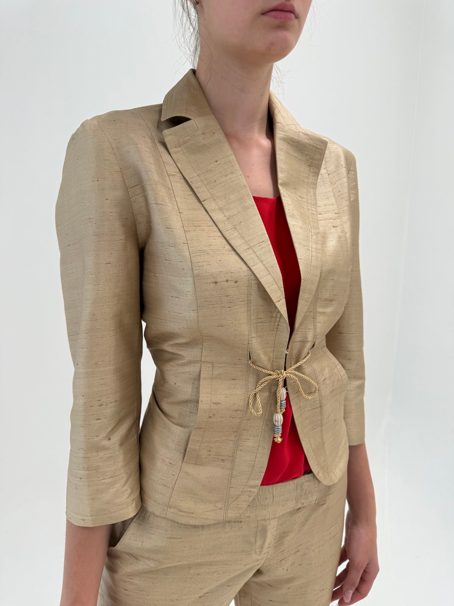 Costum camel din mătase naturală dupioni cu sacou cambrat și pantaloni drepți
