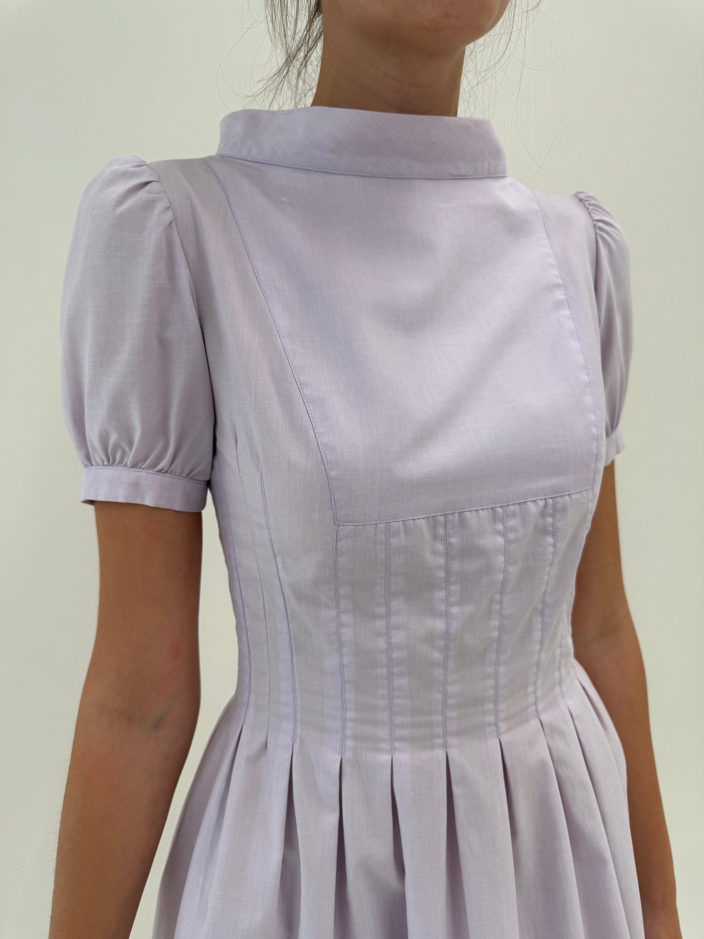 Rochie lavandă din poplin excepțional de bumbac cu fustă plisată și talie marcată