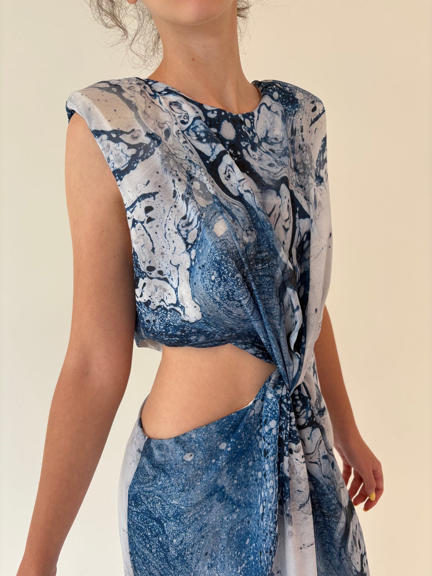 Rochie cu print superb în nuanțe de albastru cu decupaje chic