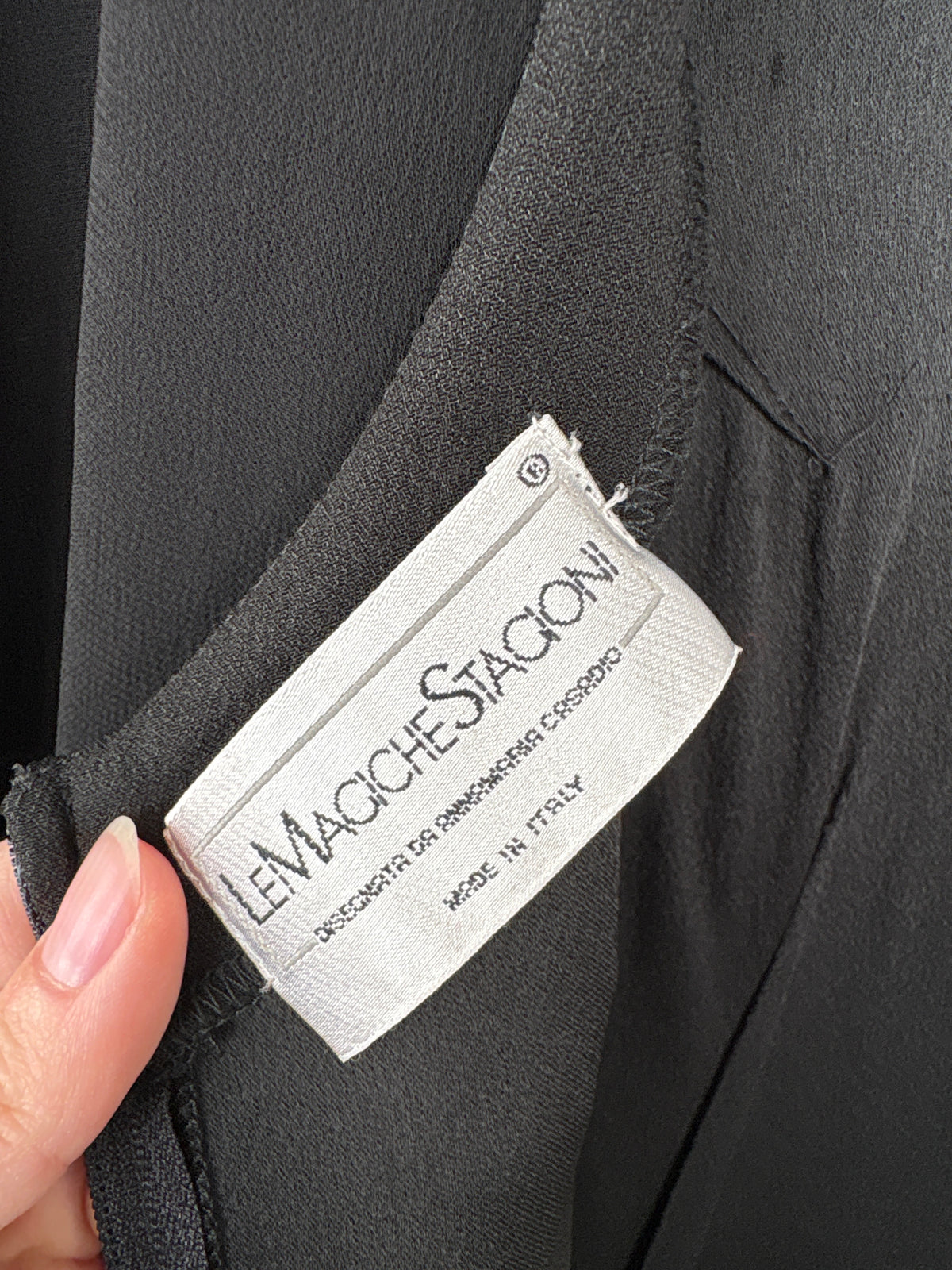 LBD maxi excepțional cu decolteu tip capa din voal în croi bodycon