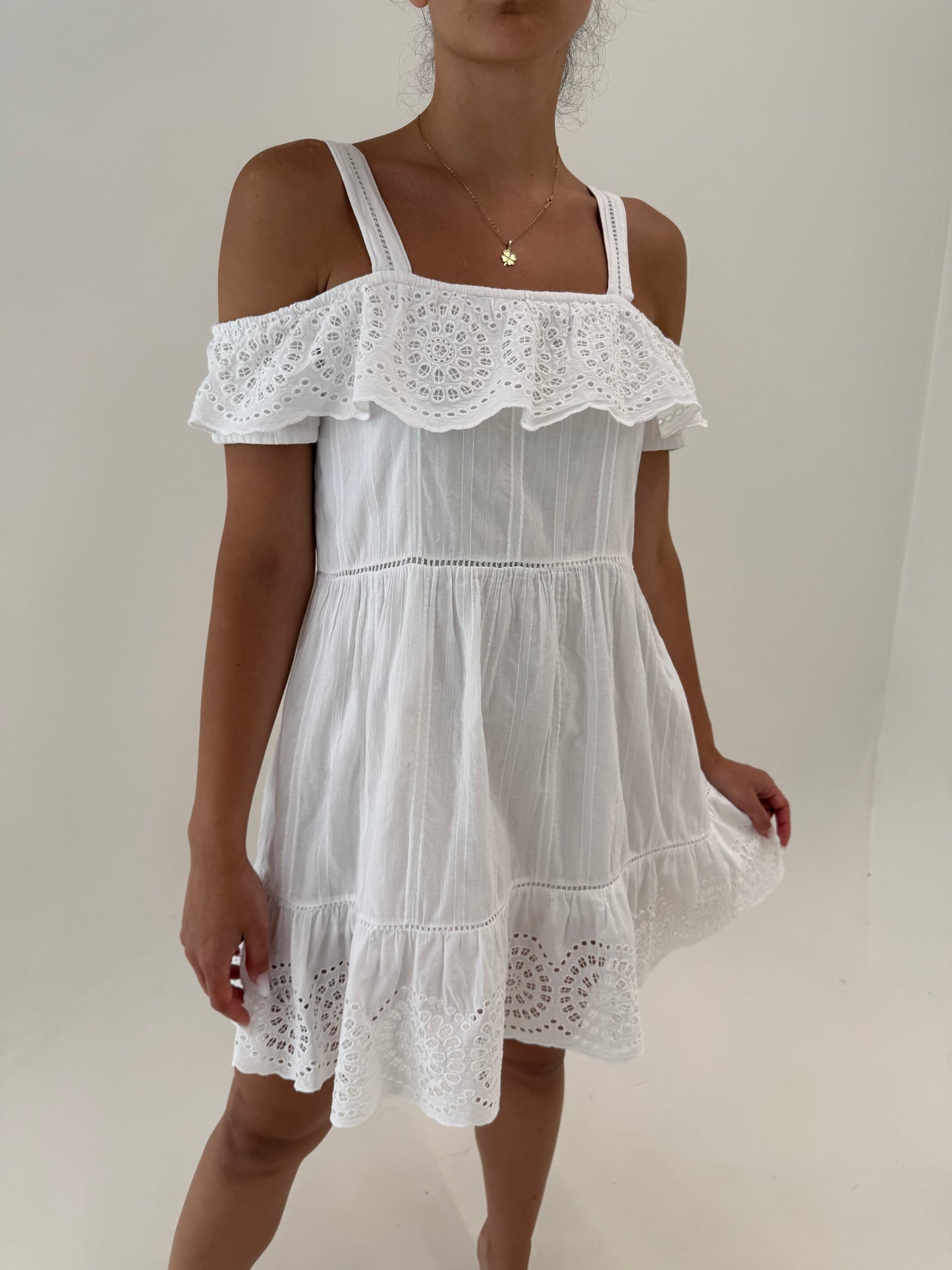 Rochie cu broderie anglaise din cea mai fină pânză de bumbac cu talie marcată