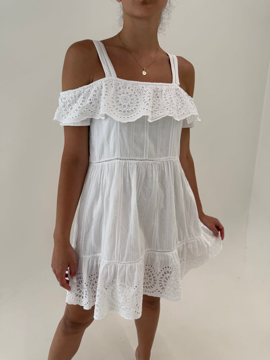 Rochie cu broderie anglaise din cea mai fină pânză de bumbac cu talie marcată
