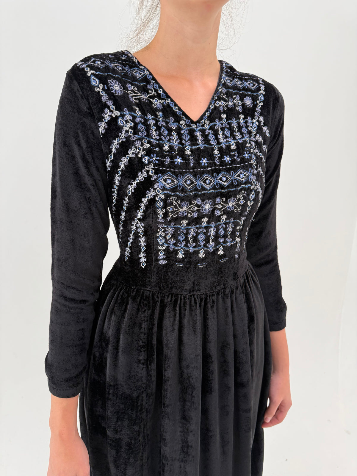 LBD vintage cu influențe boho din catifea excepțională cu broderie superbă
