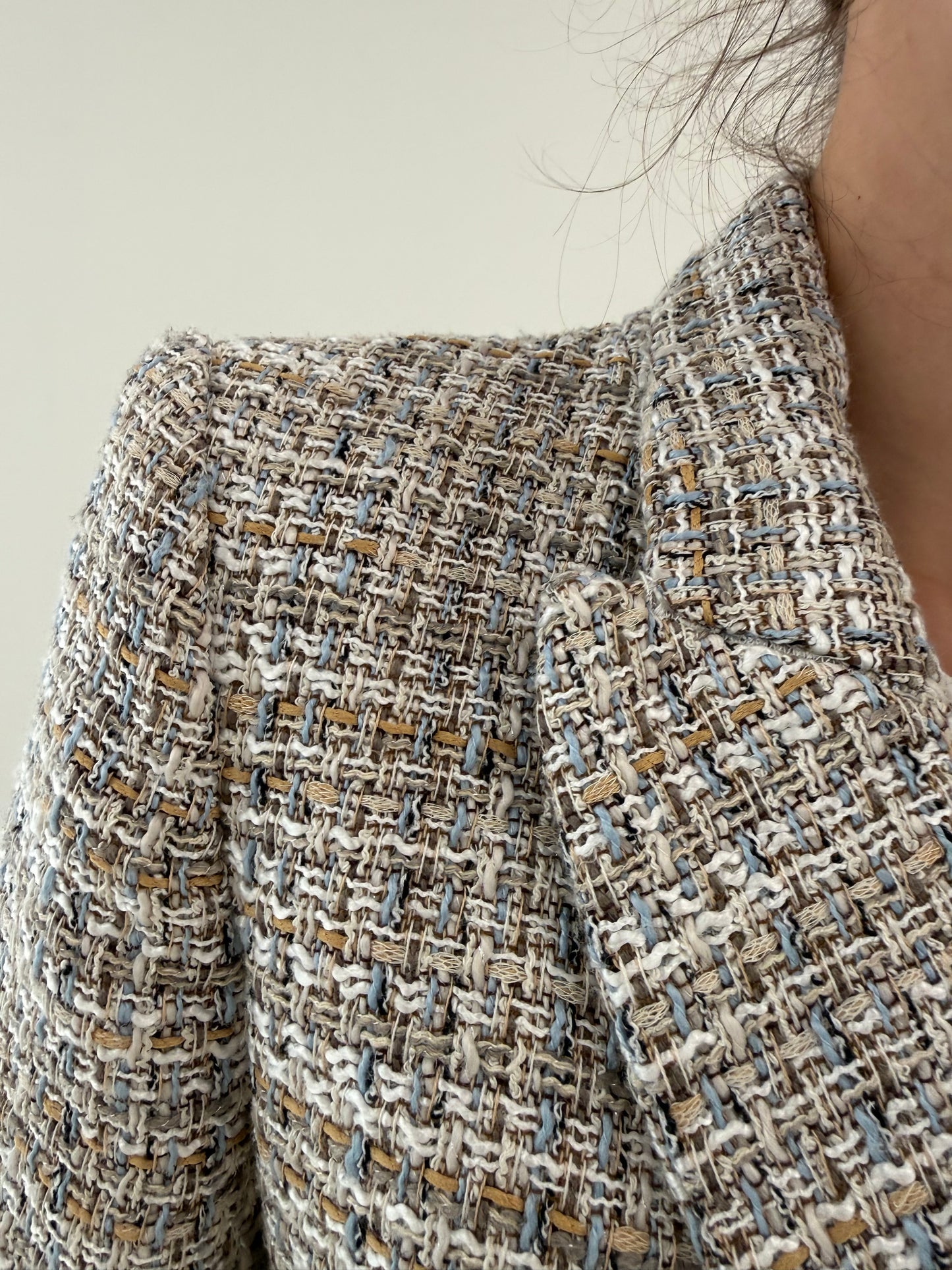 Sacou cambrat din tweed în stil chanel cu nasturi aurii și revere late