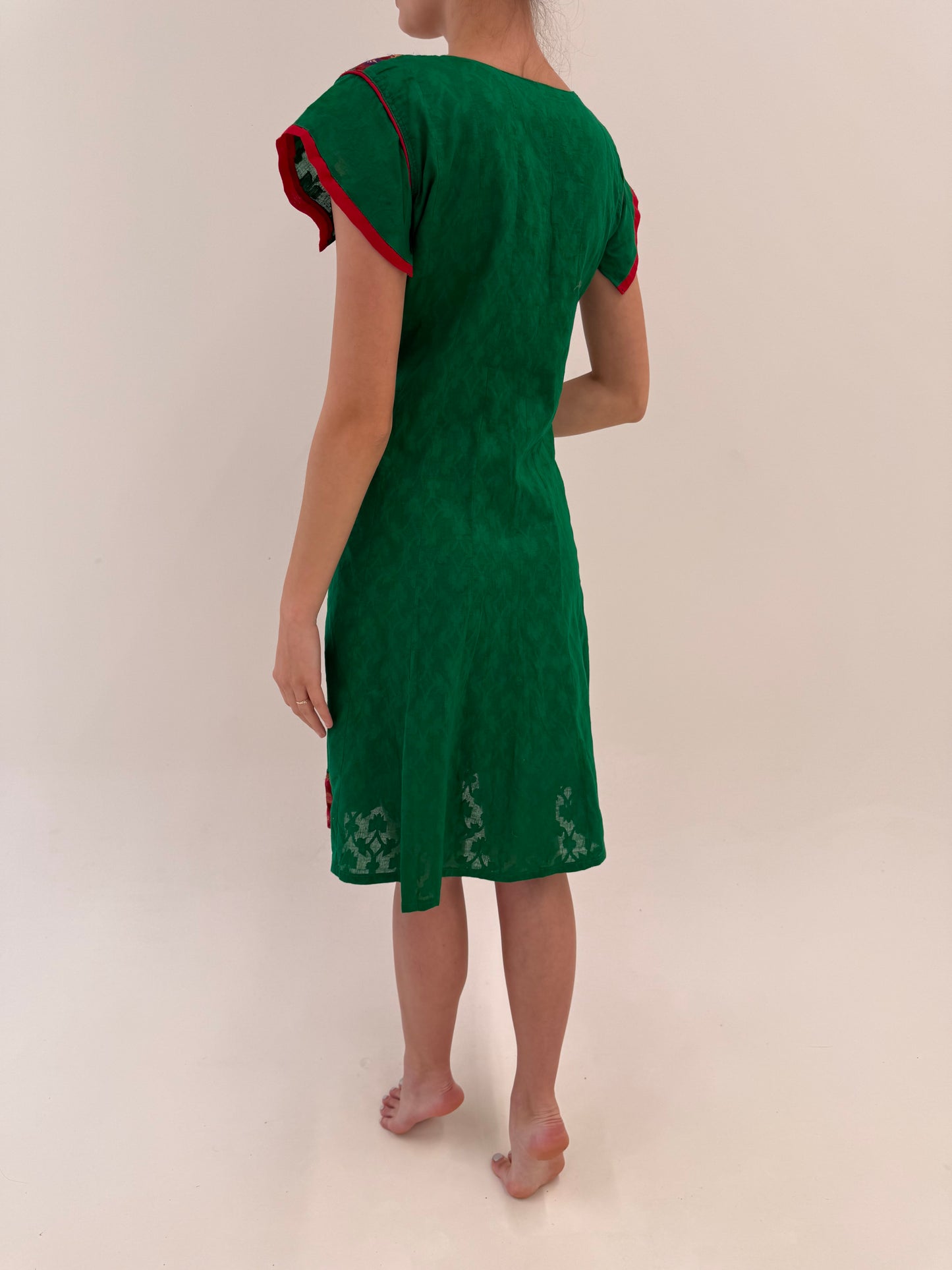 Rochie verde smarald cu aplicații manuale și broderie din pânză de bumbac