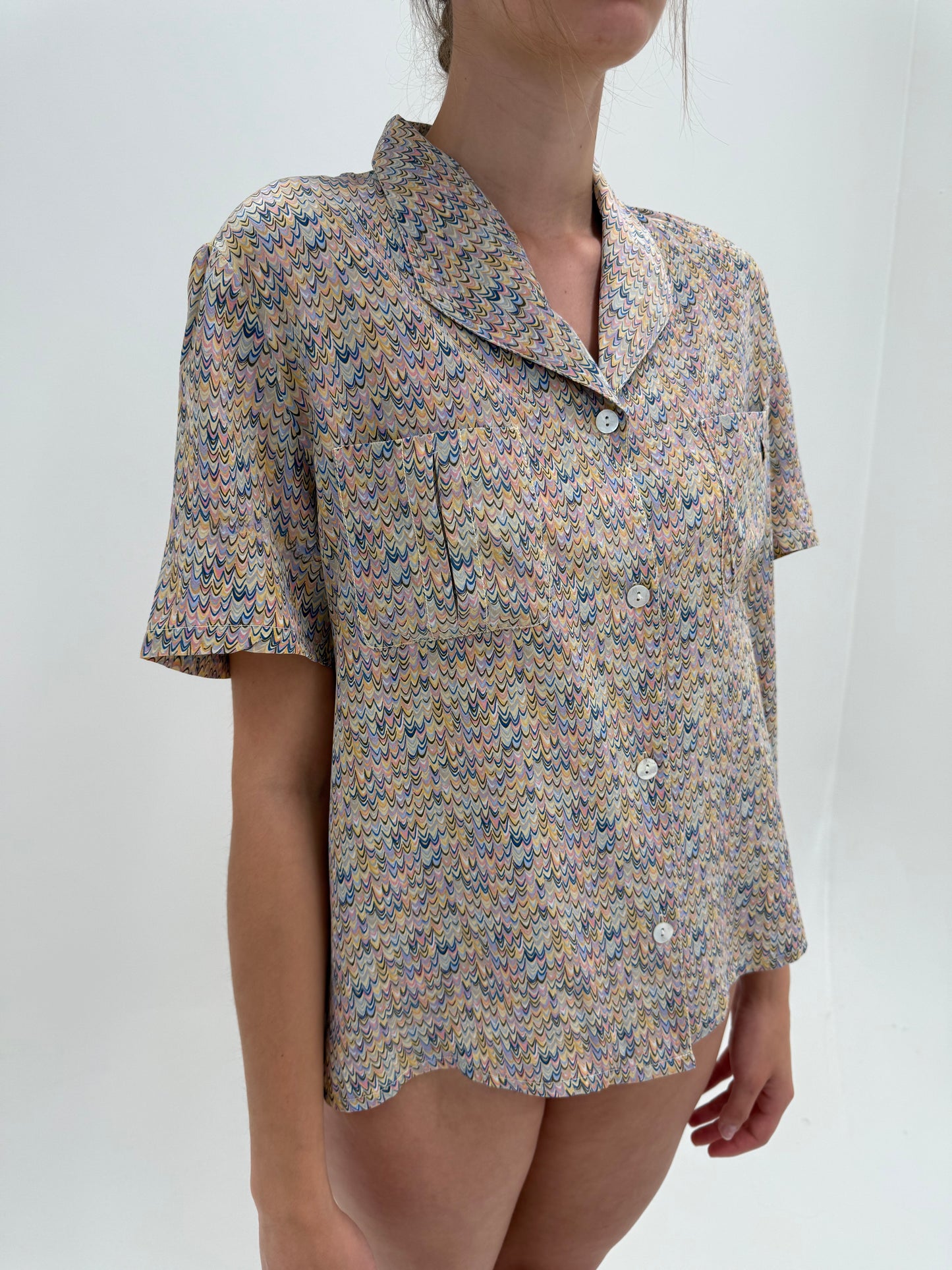 Cămașa din mătase naturală cu print în culori pudrate și nasturi mother of pearl