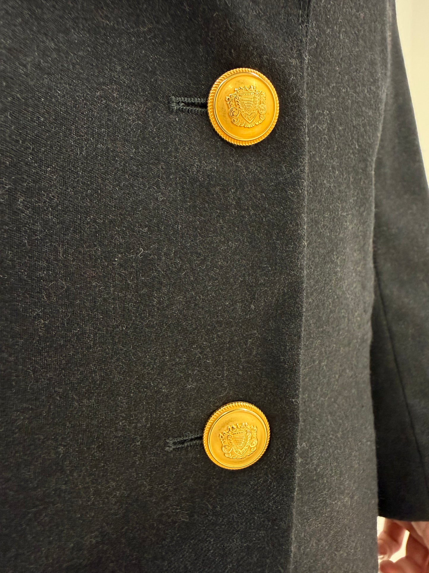 Sacou charcoal gray din lana structurată cu nasturi metalici aurii