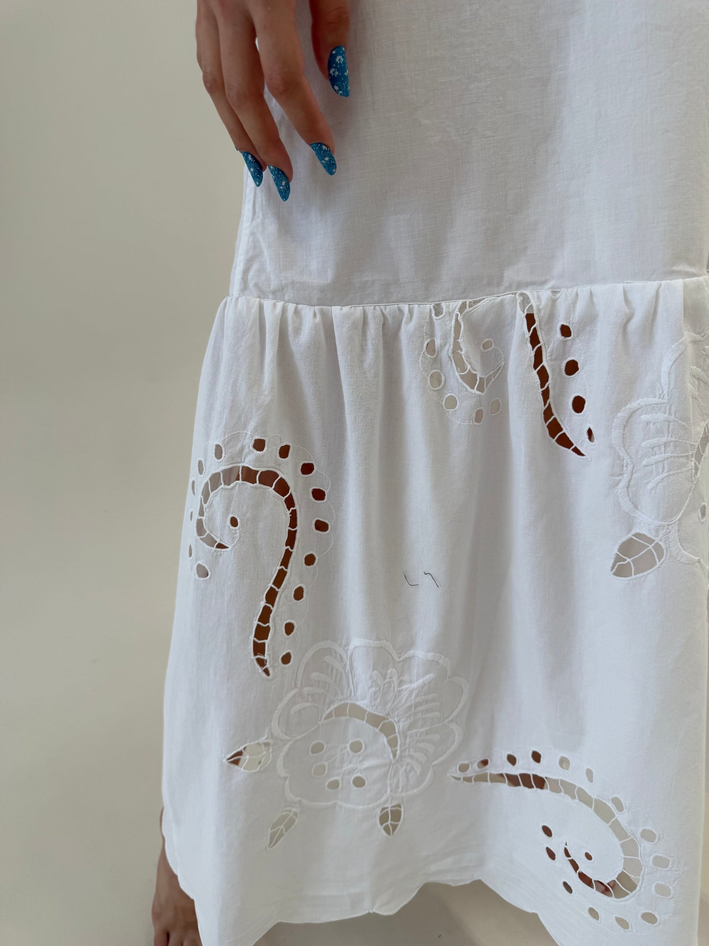 Rochie maxi cu broderie manuală delicată din pânză de in și bumbac