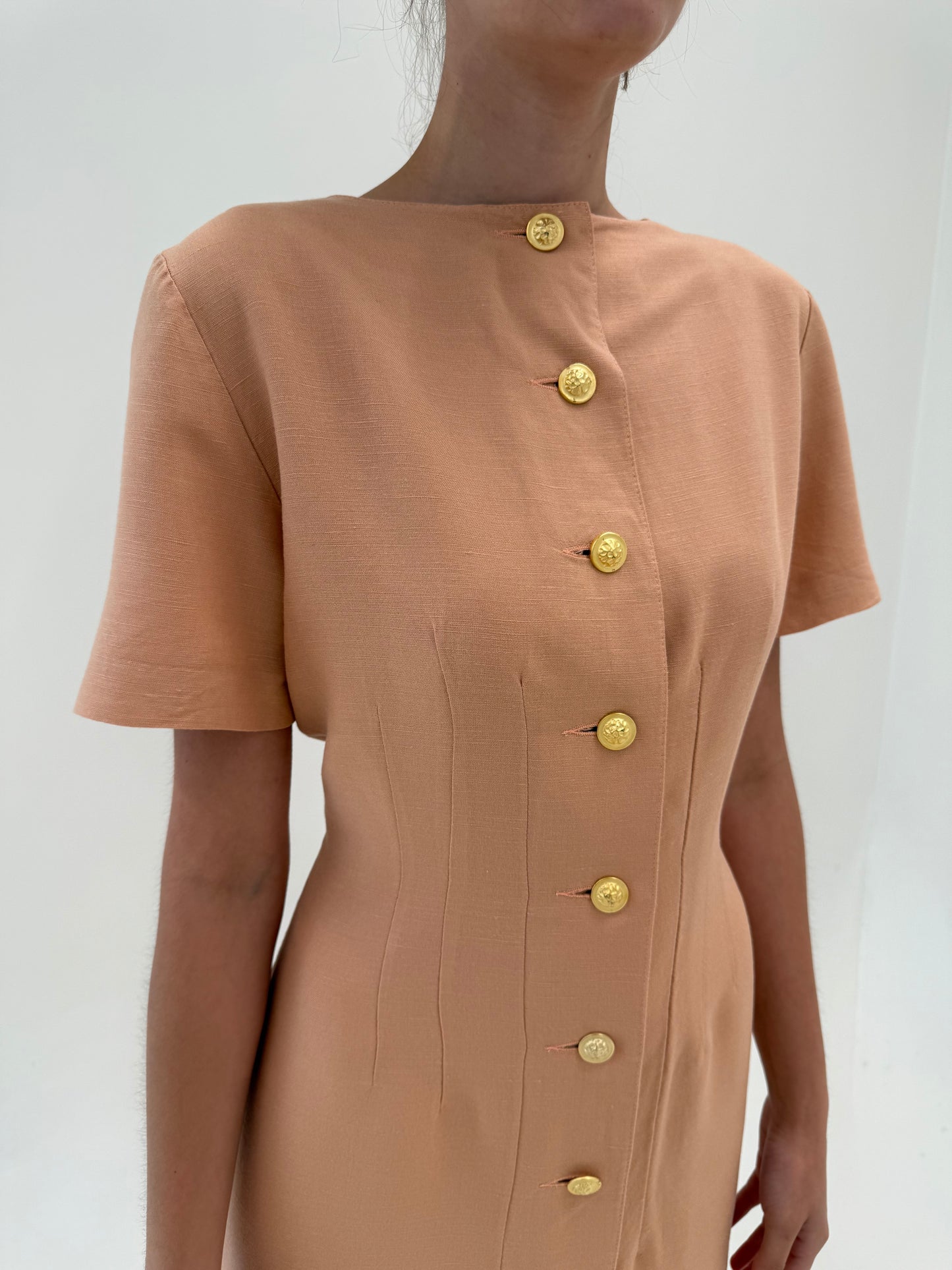 Rochie vintage nude cu nasturi aurii metalici în croi clasic atemporal din pânză de in