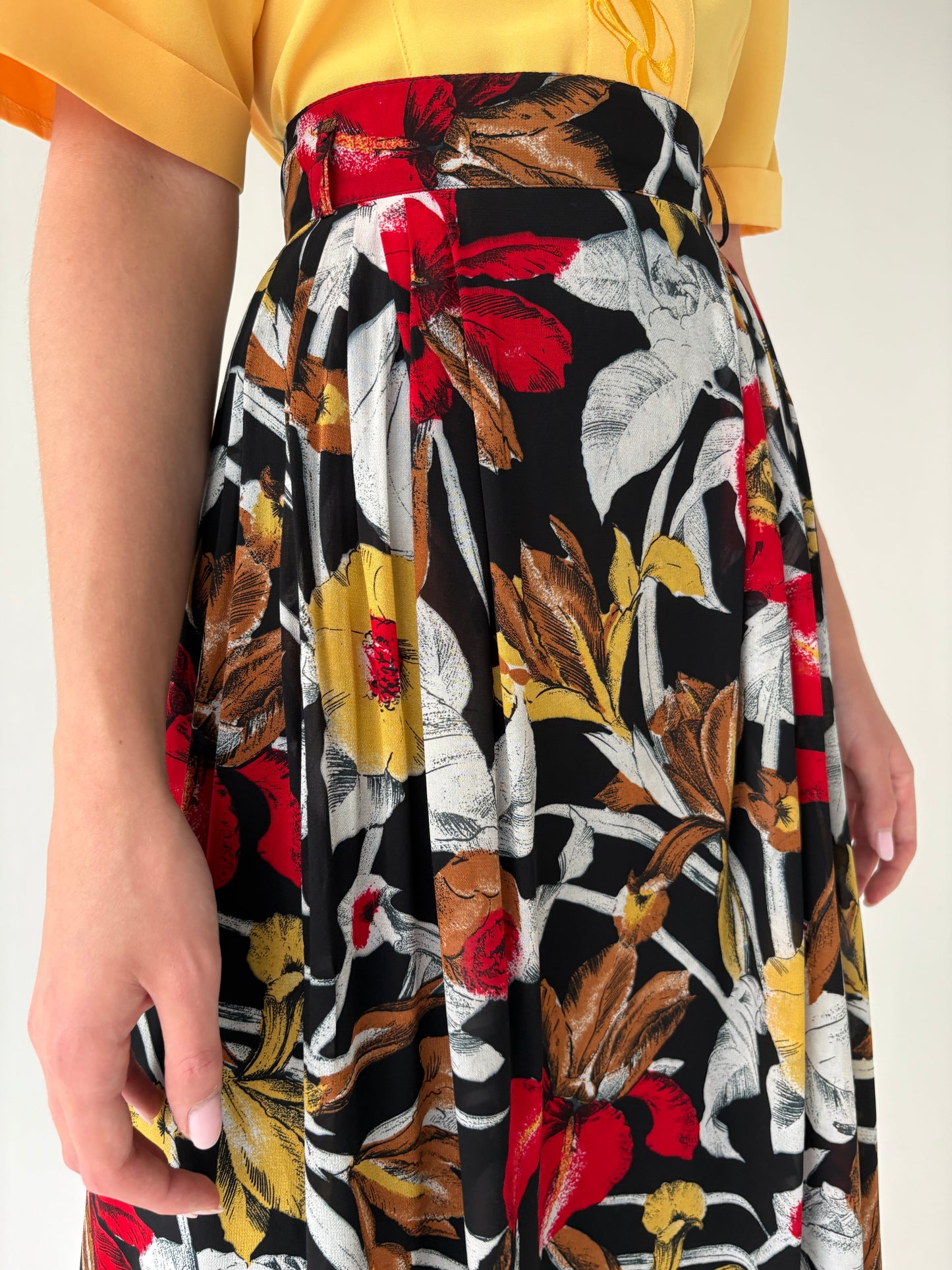 Fustă vintage neagră cu print floral superb și talie ultra înaltă marcată