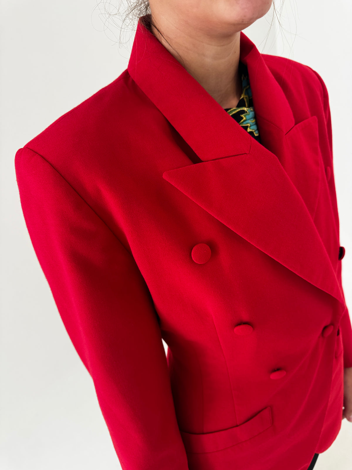 Sacou ultra cambrat cu revere late din stofita de lana extrafina cherry red