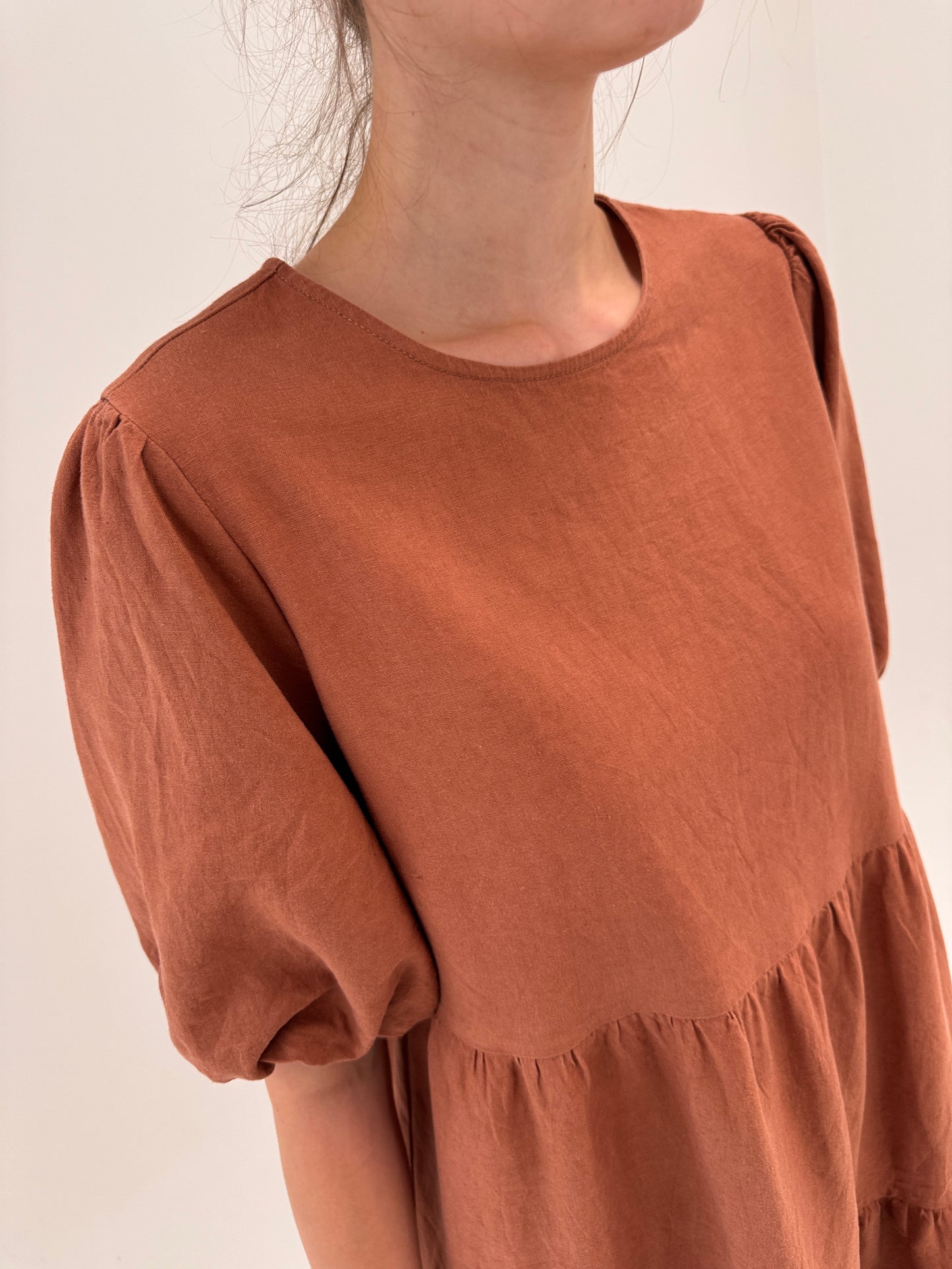 Rochie din in chestnut brown în croi lejer minimalist