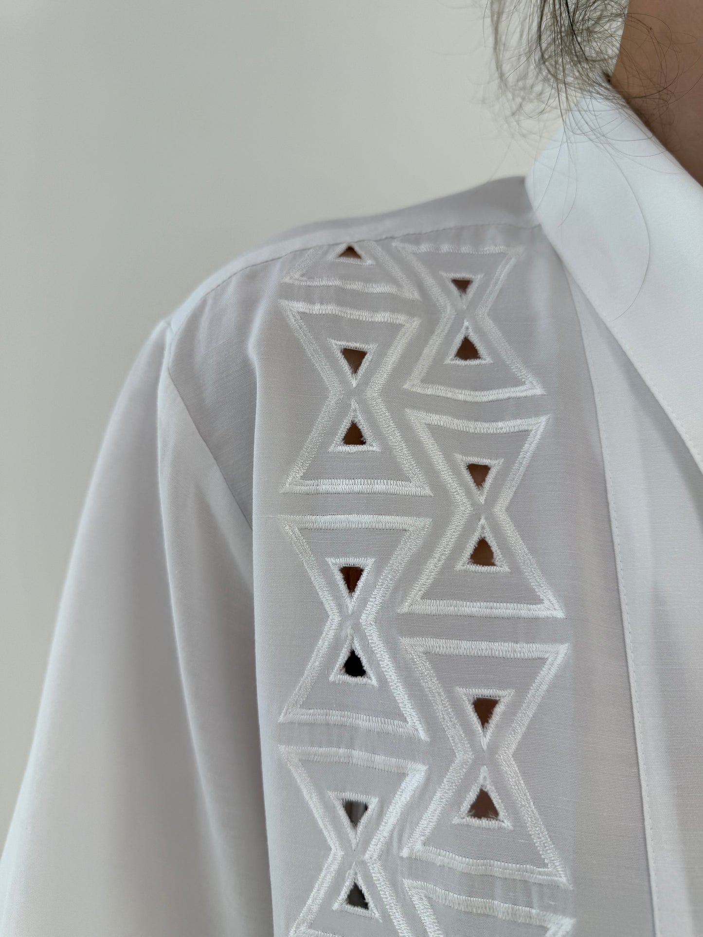 Cămașa vintage super vaporoasă cu broderie geometrică și revere chic