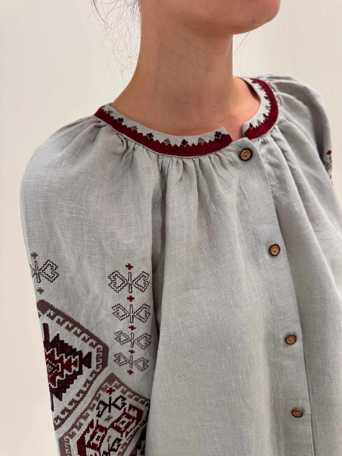 Tunica din pânză de in warm gray cu broderie excepțională burgundy