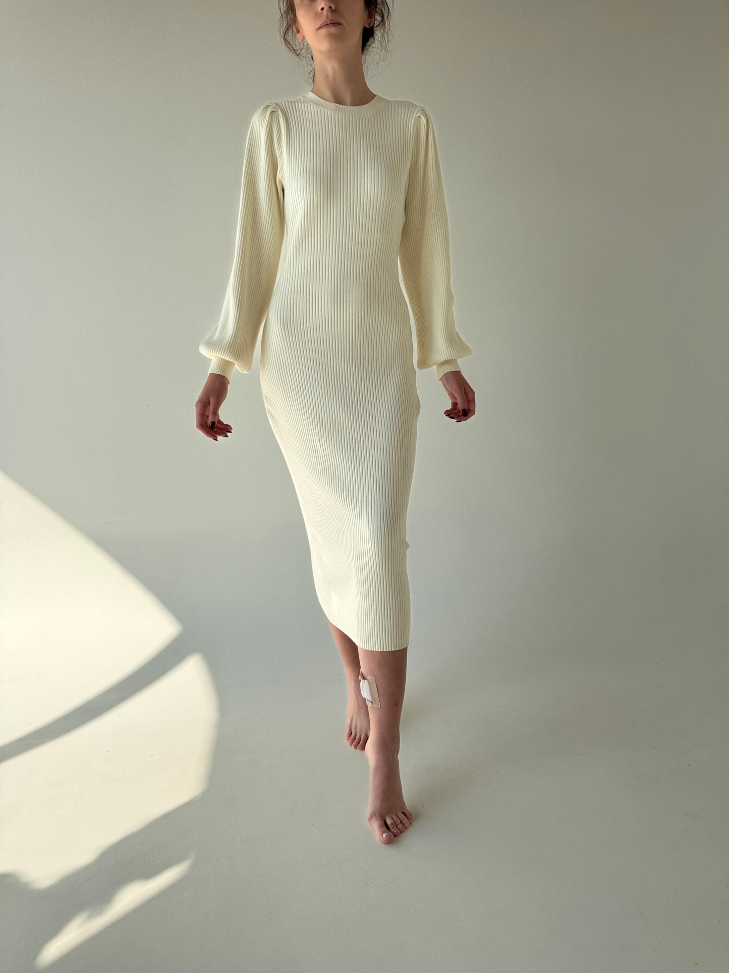 Rochie midi ivoire cu mâneci ample din jerse ribbed greu de gramaj mare