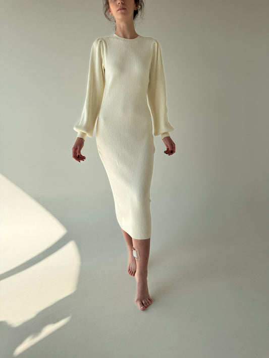 Rochie midi ivoire cu mâneci ample din jerse ribbed greu de gramaj mare