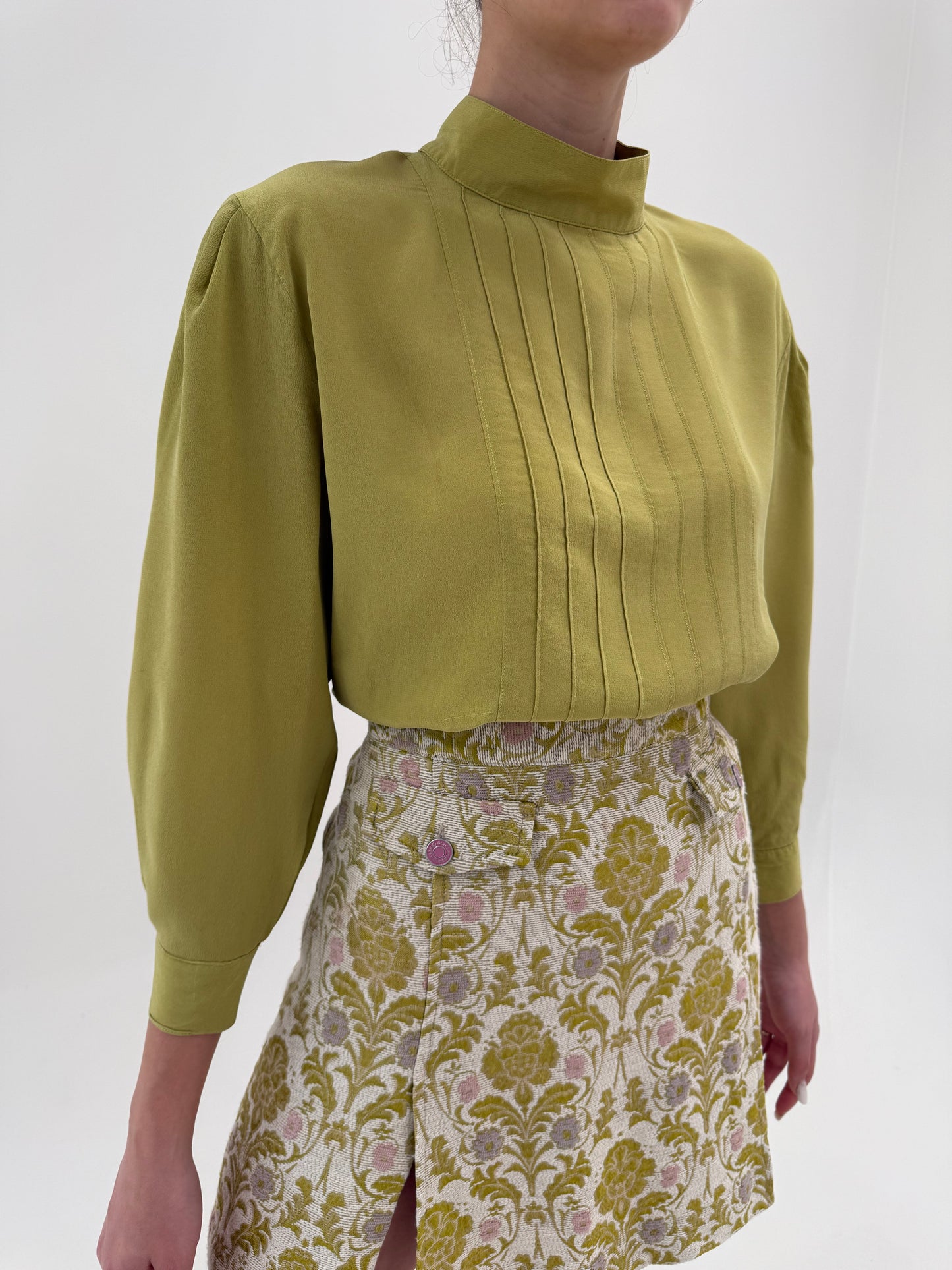 Cămașa verde crud petite din mătase naturală cu închidere la spate