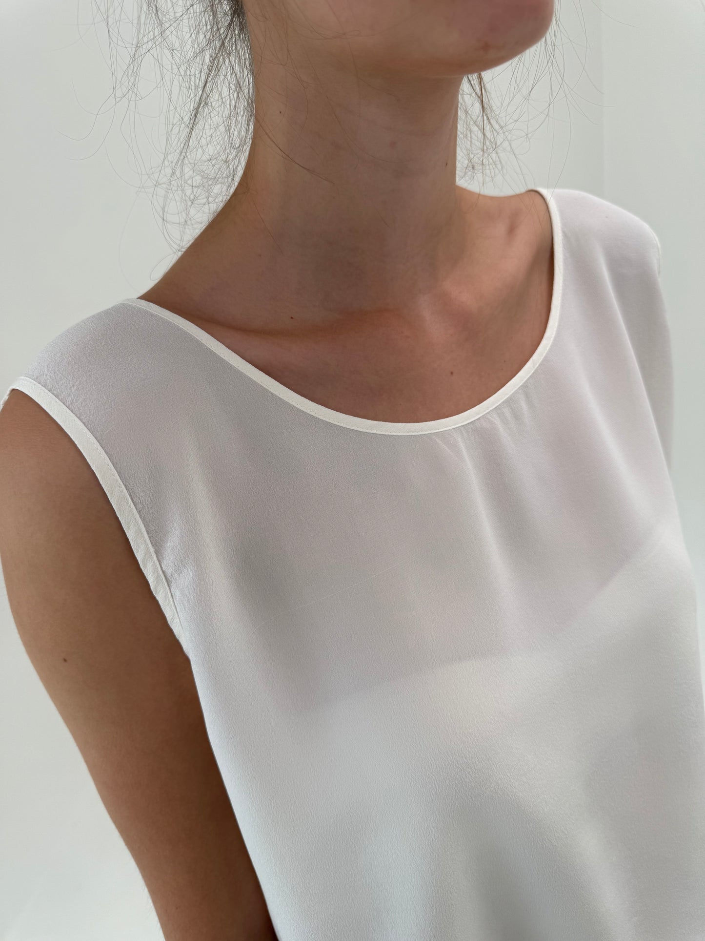 Top alb din mătase naturală în croi minimalist