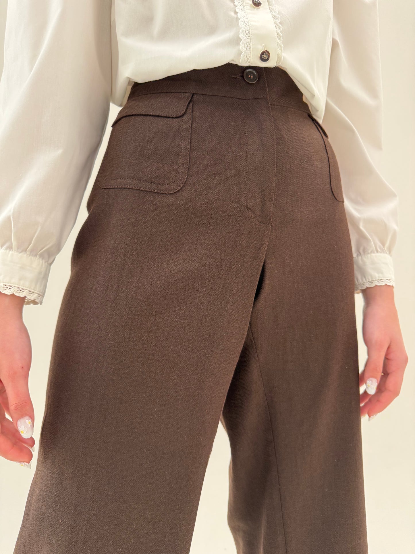 Pantaloni petite din pânză de in in croi drept chocolate brown