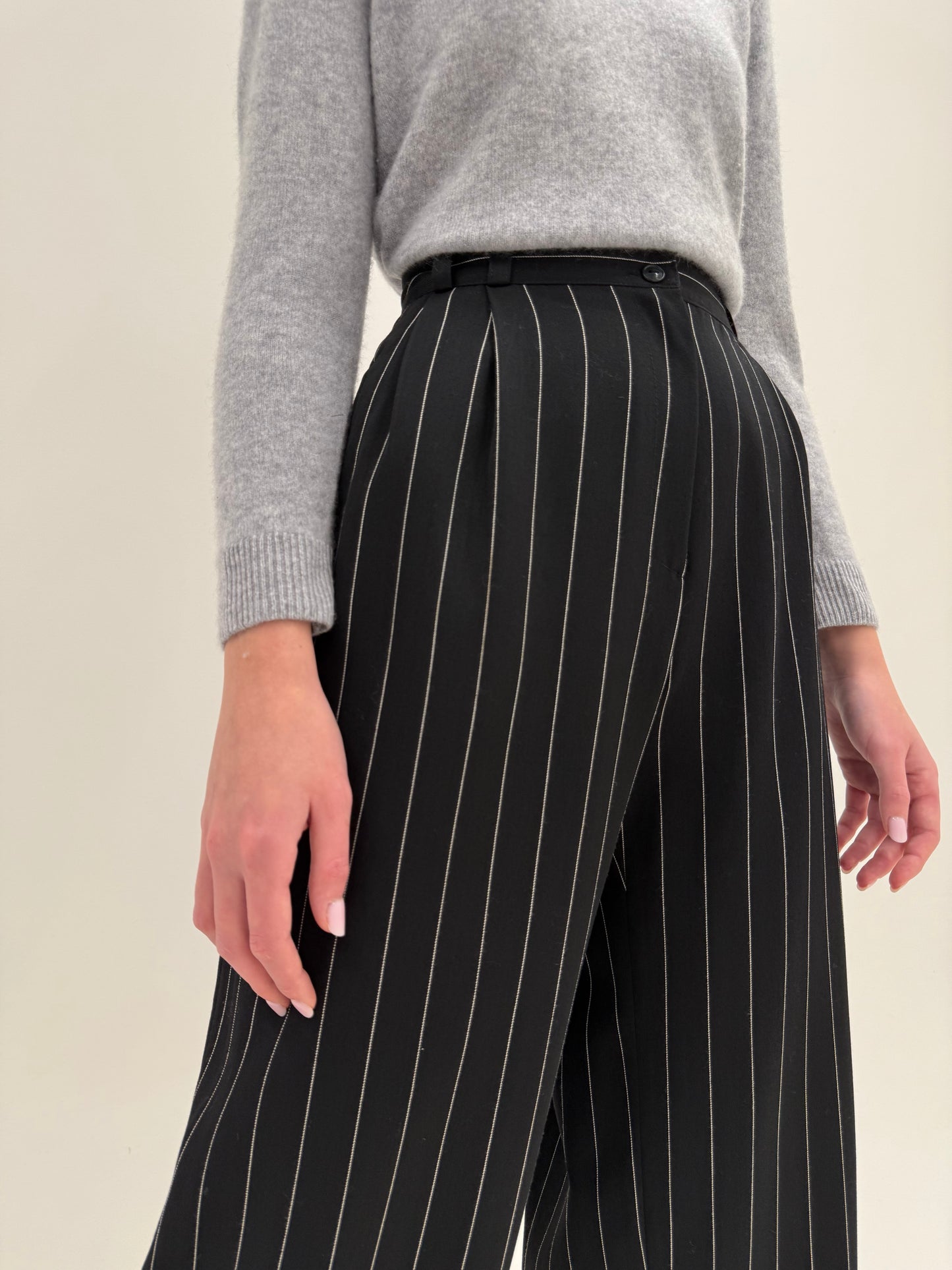 Pantaloni high end spre palazzo din lana extrafina ușor lucioasă și talie ultra înaltă