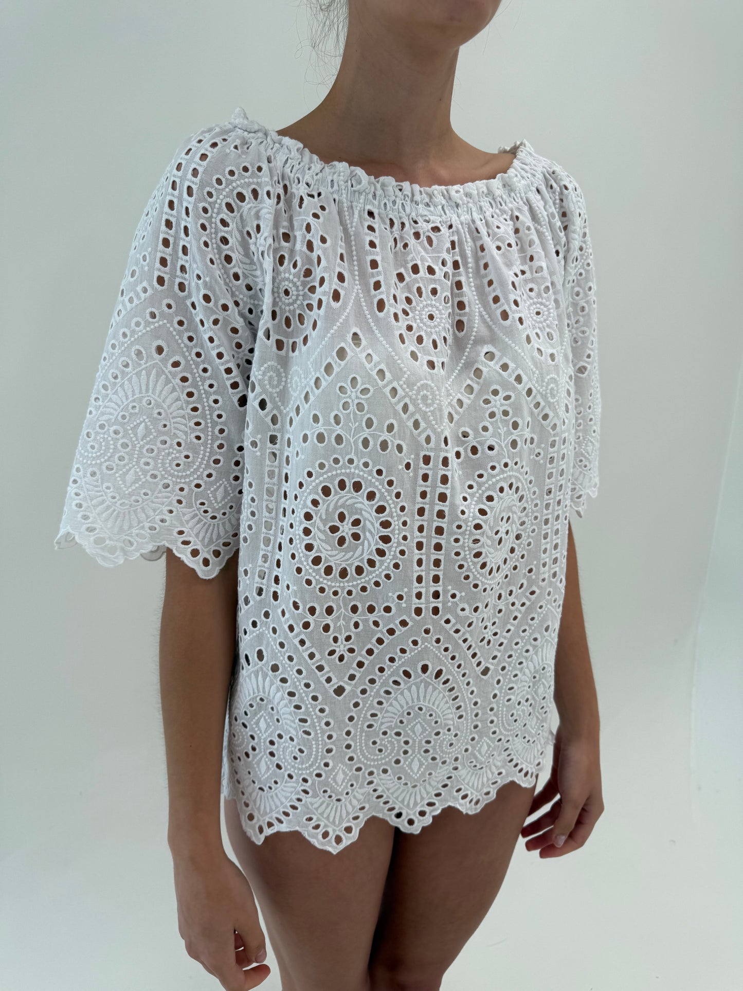 Tunica din bumbac integral cu broderie anglaise și decolteu bărcuță elastic