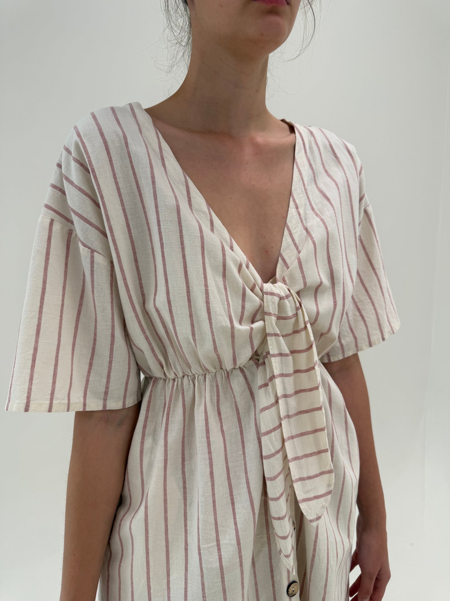 Rochie din pânză de in cu talie ultra înaltă și dungi fine roz verticale