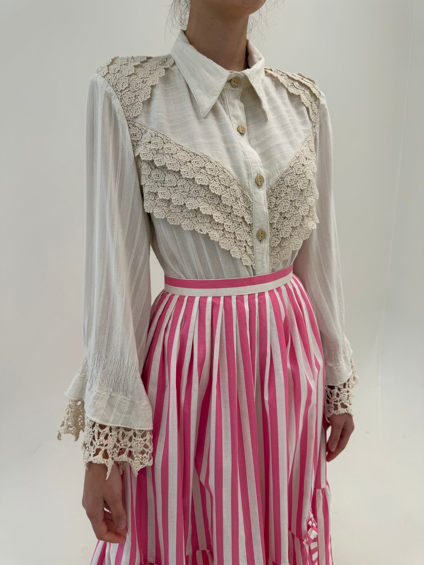 Cămașa superbă vintage din pânză cu inserții de dantelă macrame